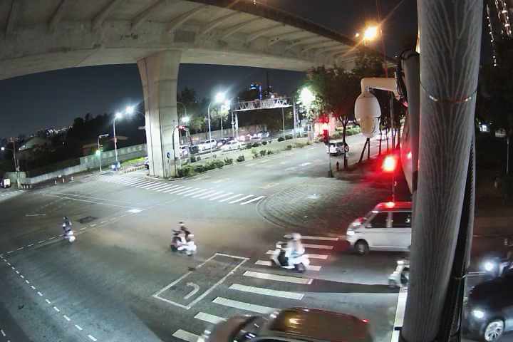 太原路/環中東路(右側車流往松竹路)