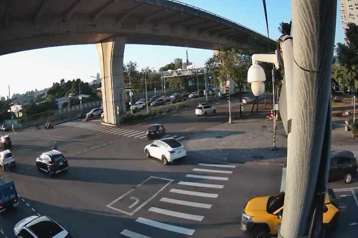 太原路/環中東路(右側車流往松竹路)