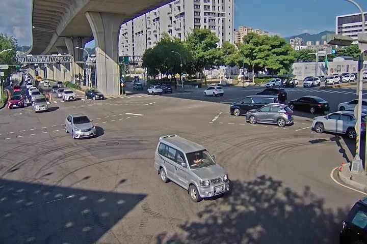 環中東路/太原路(右側車流往松竹方向)