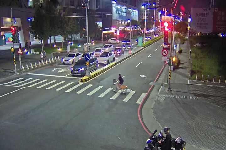 松竹路/敦富路(右側車流往北屯好市多)