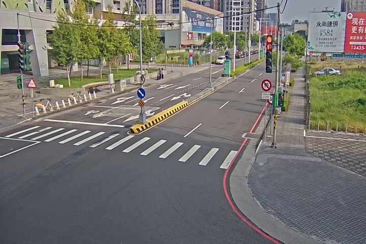 松竹路/敦富路(右側車流往北屯好市多)