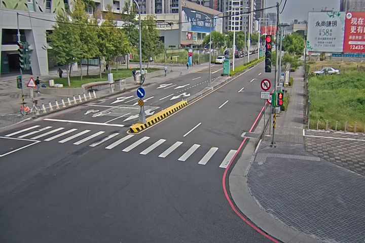 松竹路/敦富路(右側車流往北屯好市多)