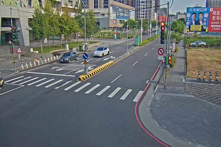 松竹路/敦富路(右側車流往北屯好市多)
