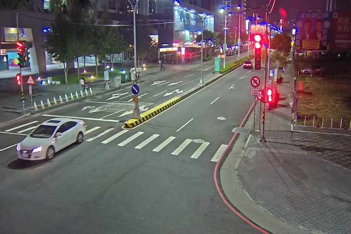 松竹路/敦富路(右側車流往北屯好市多)