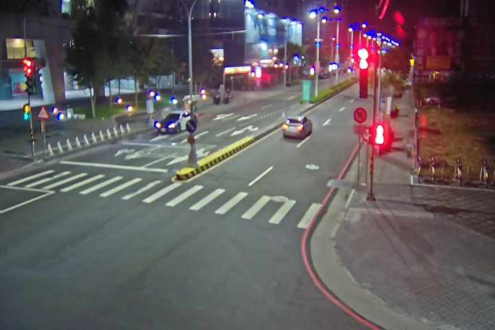 松竹路/敦富路(右側車流往北屯好市多)