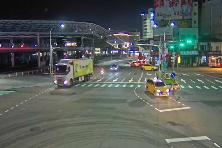 南京路/雙十路(右側車流往台中火車站)